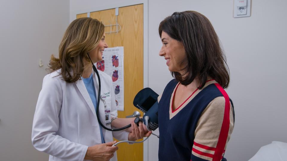 An HonorHealth Heart Care doctor with a patient